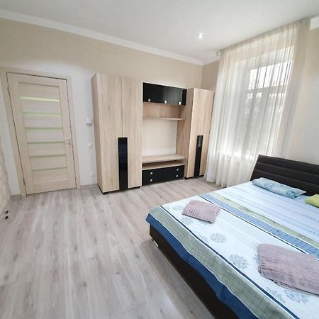 Tourist Home At Stefan Cel Mare With 2 Rooms Chisináu Exterior foto