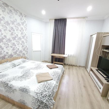 Tourist Home At Stefan Cel Mare With 2 Rooms Chisináu Exterior foto